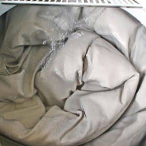 Couette trop grande : nettoyez-la à la maison sans machine ni pressing