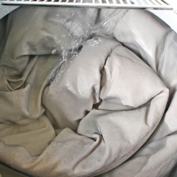 Couette trop grande : nettoyez-la à la maison sans machine ni pressing