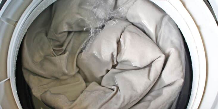 Couette trop grande : nettoyez-la à la maison sans machine ni pressing