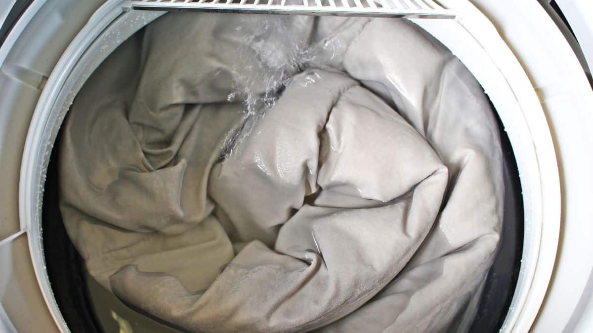 Couette trop grande : nettoyez-la à la maison sans machine ni pressing