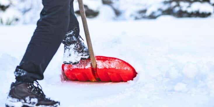 Neige: la technique sans pelle pour dégager l’allée de voiture en 5 minutes cet hiver
