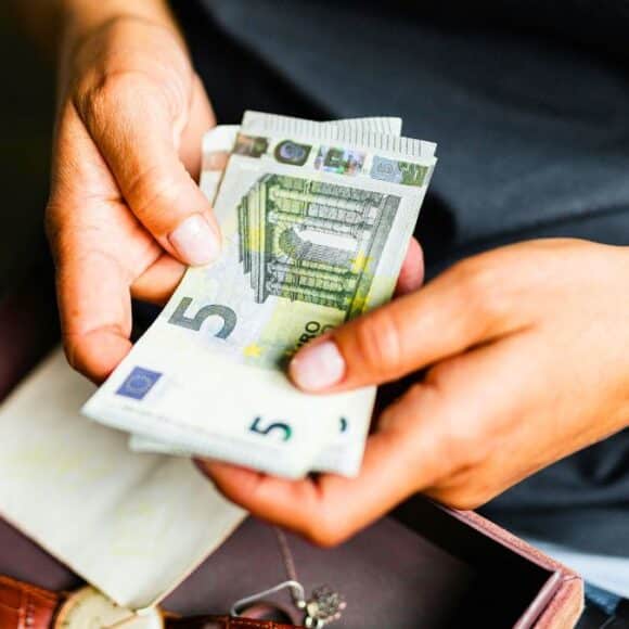 Prime de Noël 2025 : retraités exclus, sauf si le foyer perçoit un minimum social, montant dès 152,45 € en décembre