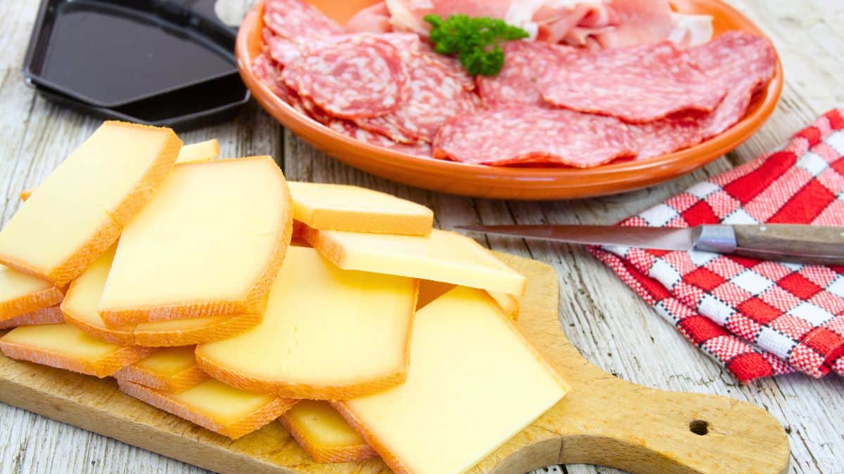 Raclette: un fromager révèle 3 clés pour séduire les puristes, croûte odorante, lait cru, caractère