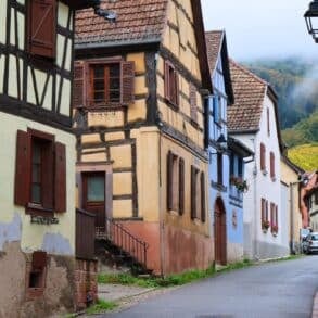 Village médiéval en France: ce bourg figé dans le temps plonge les visiteurs dans un conte