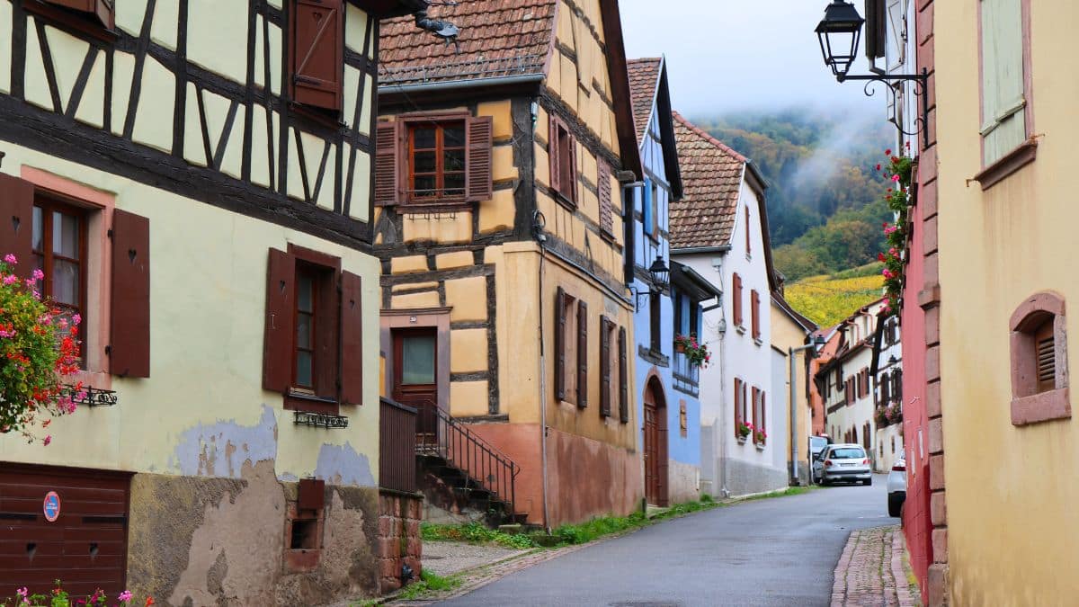 Village médiéval en France: ce bourg figé dans le temps plonge les visiteurs dans un conte