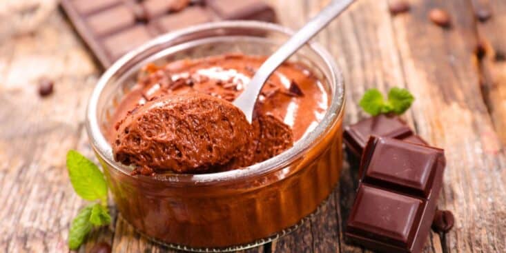 Cette mousse au chocolat se prépare en 10 minutes avec juste du cacao, la méthode express