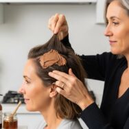 Soonnight - Cheveux gris : l’astuce au cacao qui les atténue naturellement et remplace les teintures