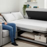 Soonnight - Conforama : la banquette clic clac passe à 499 € et fait gagner de la place dans le salon
