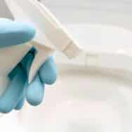 Calcaire au fond des WC : la méthode express sans Javel ni vinaigre pour un nettoyage en 5 minutes