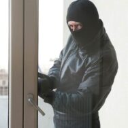 Cambrioleurs : l’astuce qui neutralise les caméras de surveillance et comment s’en protéger en 2025