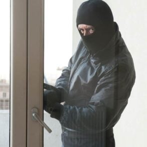 Cambrioleurs : l’astuce qui neutralise les caméras de surveillance et comment s’en protéger en 2025