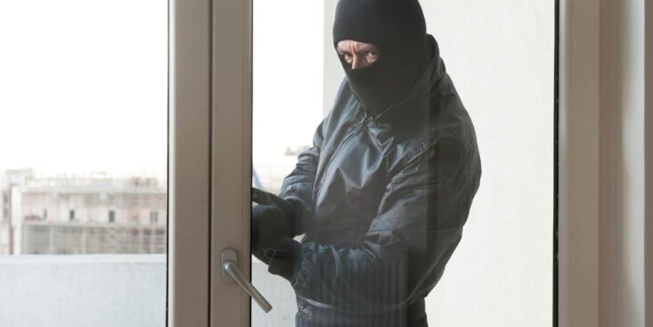 Cambrioleurs : l’astuce qui neutralise les caméras de surveillance et comment s’en protéger en 2025