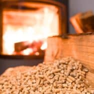 Chauffage au bois : découvrez 7 gestes clés pour plus de chaleur, moins de bûches et un foyer propre tout l’hiver