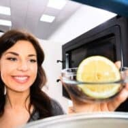 Citron au micro-ondes : l’astuce de 30 secondes qui booste jus et saveurs en cuisine