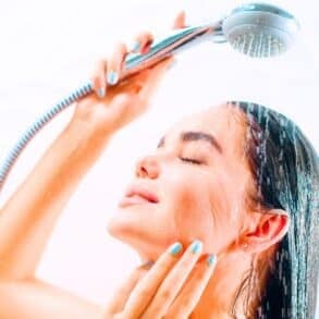 Douche moderne : ce receveur en résine minérale remplace le blanc classique et modernise la salle de bain