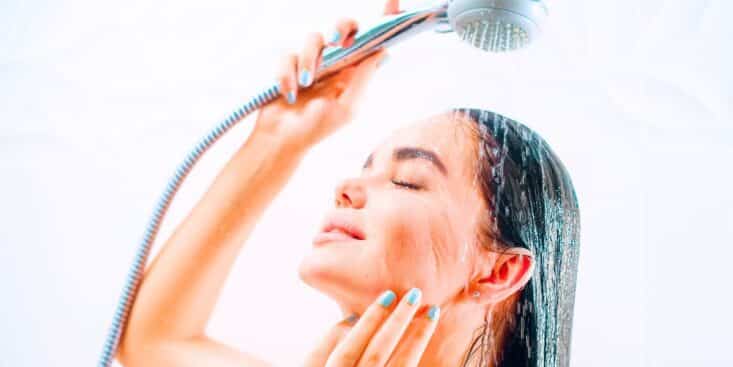 Douche moderne : ce receveur en résine minérale remplace le blanc classique et modernise la salle de bain