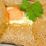 Galette de sarrasin express: croquant, cœur fondant et fromage filant, elle sauve le dîner d’hiver en 20 minutes