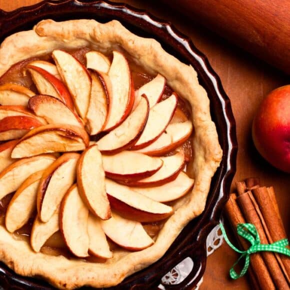 Gâteau aux pommes express à la poêle prêt en 15 min pour un dessert facile au quotidien
