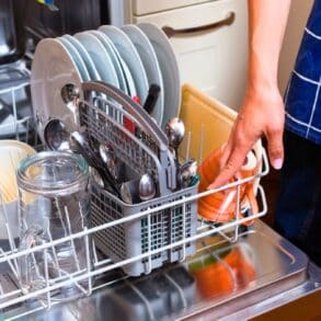 Lave-vaisselle : en fin de cycle, la cuillère en bois accélère le séchage de la vaisselle