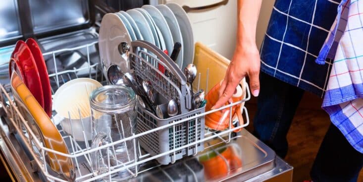 Lave-vaisselle : en fin de cycle, la cuillère en bois accélère le séchage de la vaisselle