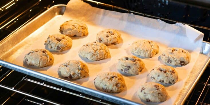 Papier cuisson sous la pâte : le mauvais réflexe qui gâche vos cuissons au four