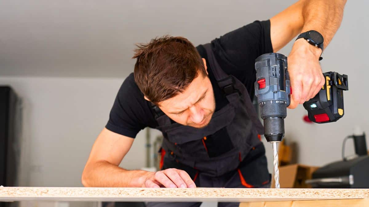 Perceuse brûlante en 2 minutes: la cause ignorée et la solution simple qui met fin à la surchauffe