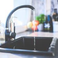 Robinet noir mat : la nouvelle finition métal brossé qui domine les rénovations tendance en 2025