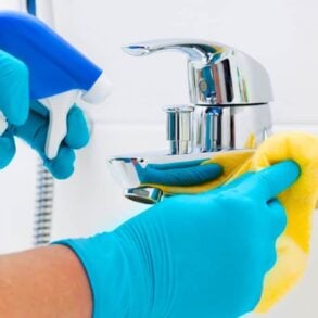 Salle de bain : ce geste sur une zone oubliée supprime les mauvaises odeurs tout l’hiver, 90 % des gens l’ignorent