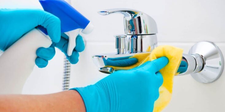 Salle de bain : ce geste sur une zone oubliée supprime les mauvaises odeurs tout l’hiver, 90 % des gens l’ignorent