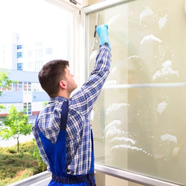 Vitres impeccables 3 fois plus longtemps même sous la pluie : l’astuce facile à adopter dès aujourd’hui