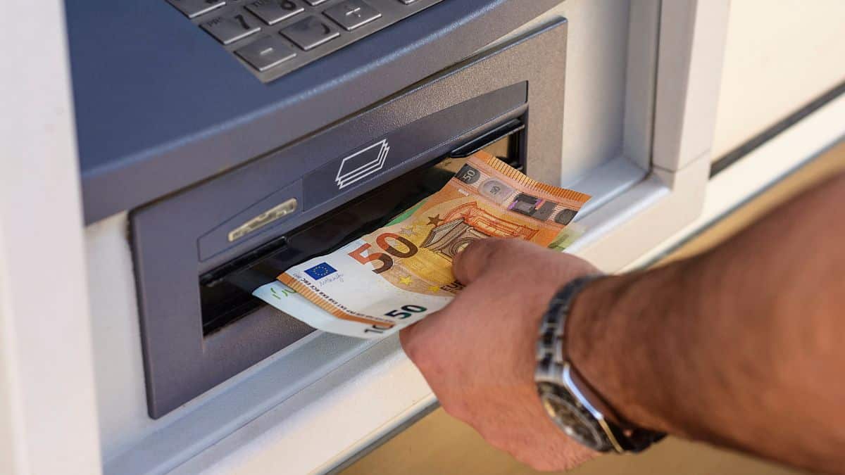 Distributeur de billets: ce bouton près du clavier vous rend votre carte avalée, 9 clients sur 10 l’ignorent