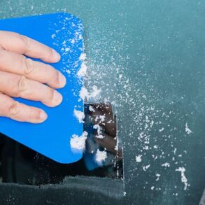Voiture: protégez-la du gel, de la neige et de la buée, évitez la batterie à plat cet hiver