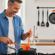 Soonnight - Poêles: le trou du manche sert aussi à caler la spatule et éviter les coulures sur le plan de travail