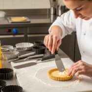 Soonnight - Cyril Lignac recommande les ustensiles de cuisine essentiels pour réussir toutes vos pâtisseries