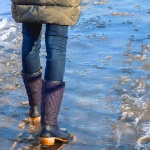 Allée glissante et pavés verts: 8 astuces avec des produits du placard stoppent la mousse avant la chute