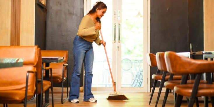 Balai: pulvériser vinaigre et eau avant de balayer capte mieux la poussière et neutralise les odeurs