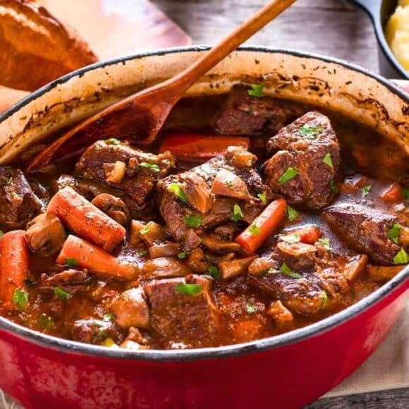 Bœuf bourguignon: l’astuce de grand-mère avec 1 ingrédient du placard pour une viande fondante