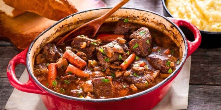 Bœuf bourguignon: l’astuce de grand-mère avec 1 ingrédient du placard pour une viande fondante