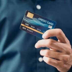 Carte Mastercard Standard: Crédit Mutuel et Crédit Agricole affichent des tarifs parmi les plus bas en 2026
