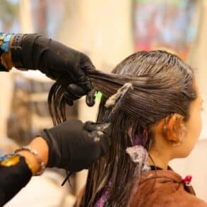 Colorations chimiques : c’est fini, une astuce naturelle couvre les cheveux blancs et nourrit la fibre