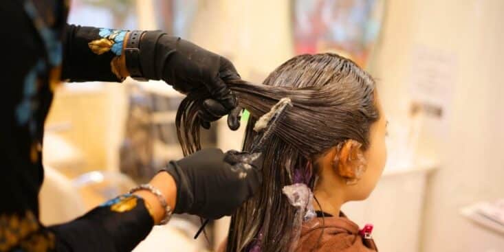 Colorations chimiques : c’est fini, une astuce naturelle couvre les cheveux blancs et nourrit la fibre