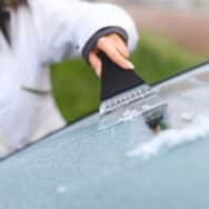 Dégivrez le pare-brise de votre voiture: 3 astuces efficaces en quelques minutes cet hiver