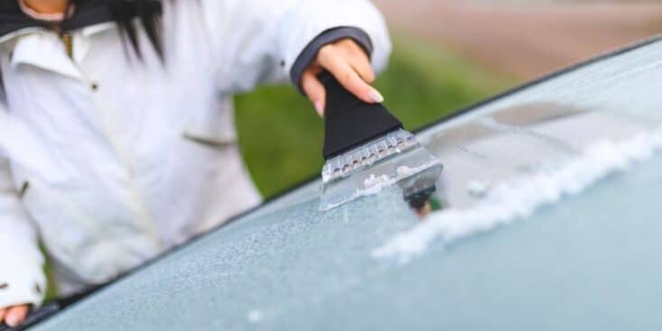 Dégivrez le pare-brise de votre voiture: 3 astuces efficaces en quelques minutes cet hiver
