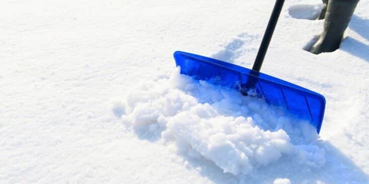 Déneigement: lubrifiez votre pelle avec un produit peu coûteux pour gagner du temps et réduire l’effort cet hiver