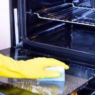 Four : nettoyez-le avec 1 tablette de lave-vaisselle pour éliminer graisse et odeurs en profondeur