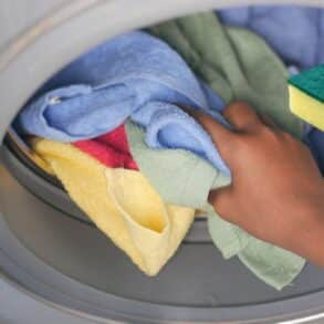 Lave-linge : glisser une éponge dans le tambour réduit poils et peluches en 1 lavage