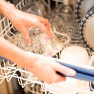 Lave-vaisselle : une simple cuillère en bois met fin aux verres trempés et surpasse les programmes de séchage coûteux