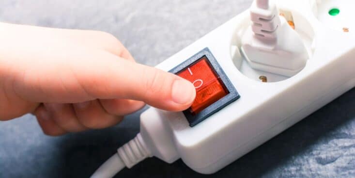 Multiprise: ne l’utilisez jamais dans la cuisine, les électriciens alertent sur un fort risque d’incendie