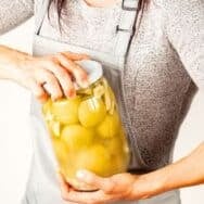 Ouvrir un bocal récalcitrant: l’astuce de la cuillère en 1 geste