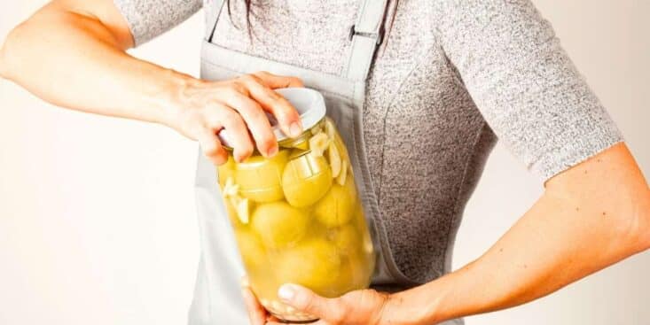 Ouvrir un bocal récalcitrant: l’astuce de la cuillère en 1 geste